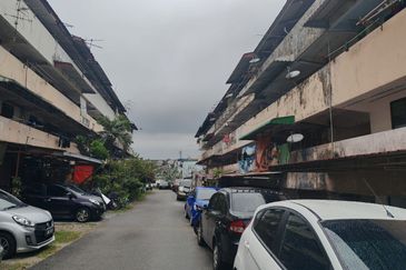 Skudai / Taman Ungku Tun Aminah / Low cost Shop / Ground Floor Only For Sale