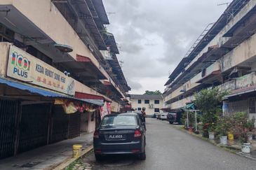 Skudai / Taman Ungku Tun Aminah / Low cost Shop / Ground Floor Only For Sale