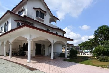 JB Town Taman Iskandar / Jalan Sultana Rogayah / 2.5 Storey Corner Bungalow 