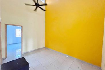 Kulai / Bandar Putra/ Jalan Enggang / Double Storey House 