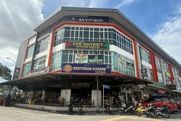 Kulai / Empire Square / 3 Storey Shoplot / Corner & intermediate lot / Two adjoining unit / Facing main road 
