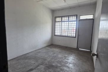 Kulai / Saleng / Taman Muhibah / Jln Jambu / Double Storey ShopLot Unblock View