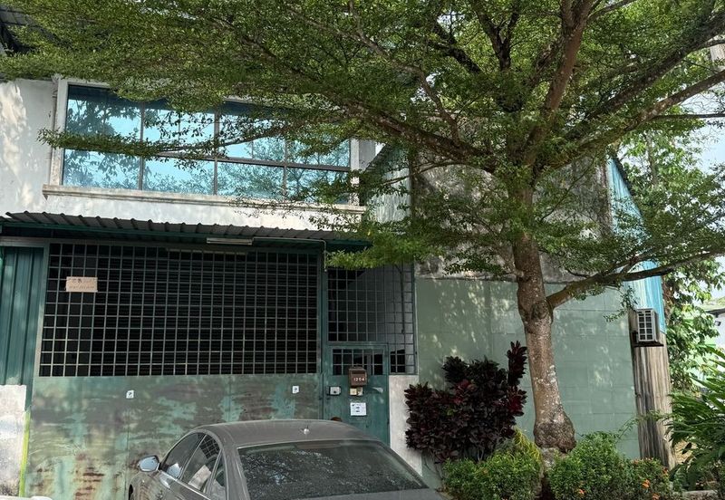 Kulai / Industrial Putri Kulai / 2 Storey Terrace Factory Corner