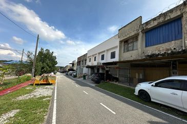 Kulai / Taman Desa Kulai / Jalan Selendang 18 / Double Storey Shoplot Two Unit / Facing Main Road