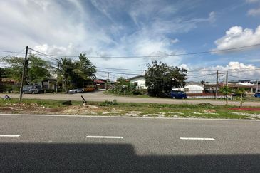 Kulai / Taman Desa Kulai / Jalan Selendang 18 / Double Storey Shoplot Two Unit / Facing Main Road