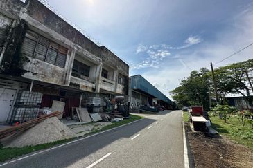 Kulai / Taman Desa Kulai / Jalan Selendang 18 / Double Storey Shoplot Two Unit / Facing Main Road
