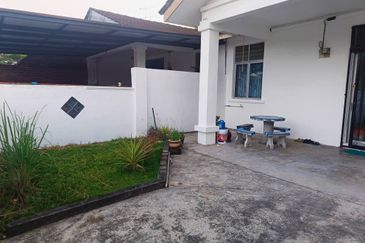 Kulai/ Bandar Putra / Jalan Nuri / Single Storey Terrace house 