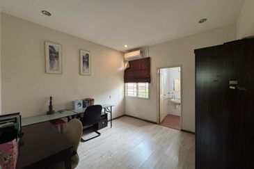 Kulai / Bandar Putra/ Jalan Cengal / Triple Storey Corner Terrace House 