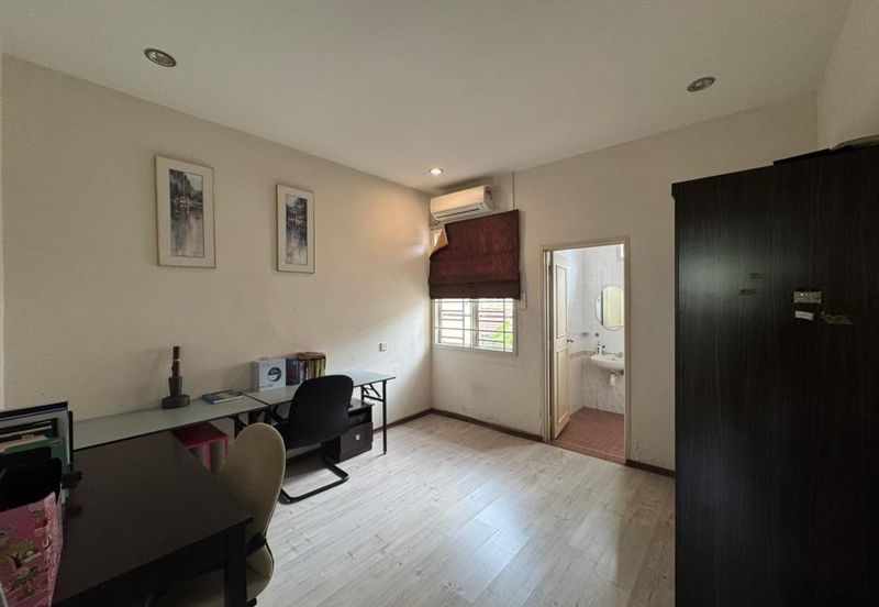 Kulai / Bandar Putra/ Jalan Cengal / Triple Storey Corner Terrace House 