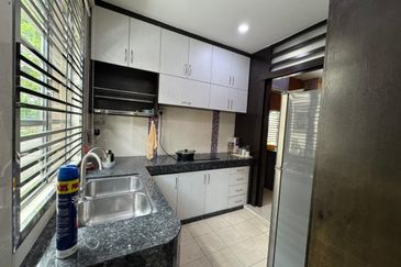 Kulai / Bandar Putra/ Jalan Cengal / Triple Storey Corner Terrace House 