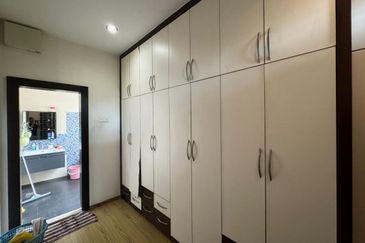 Kulai / Bandar Putra/ Jalan Cengal / Triple Storey Corner Terrace House 