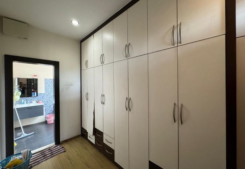 Kulai / Bandar Putra/ Jalan Cengal / Triple Storey Corner Terrace House 