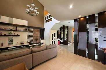 Kulai / Bandar Putra/ Jalan Cengal / Triple Storey Corner Terrace House 