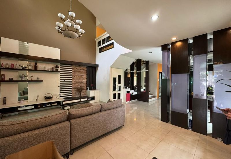 Kulai / Bandar Putra/ Jalan Cengal / Triple Storey Corner Terrace House 