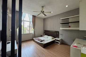 Kulai / Bandar Putra/ Jalan Cengal / Triple Storey Corner Terrace House 