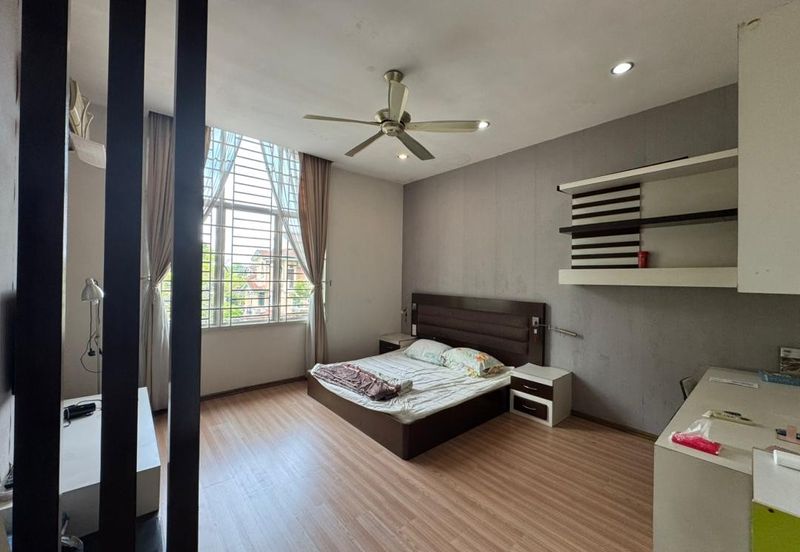 Kulai / Bandar Putra/ Jalan Cengal / Triple Storey Corner Terrace House 