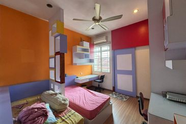 Kulai / Bandar Putra/ Jalan Cengal / Triple Storey Corner Terrace House 