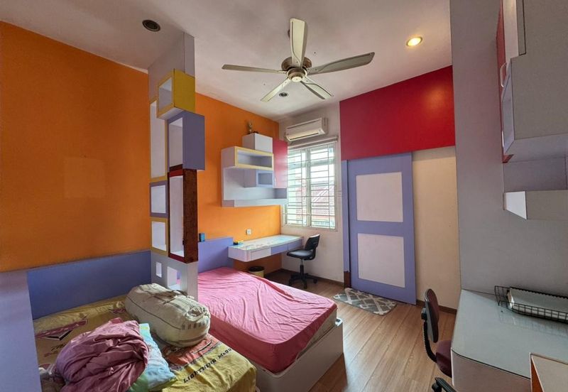 Kulai / Bandar Putra/ Jalan Cengal / Triple Storey Corner Terrace House 