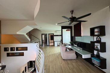 Kulai / Bandar Putra/ Jalan Cengal / Triple Storey Corner Terrace House 