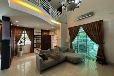 Kulai / Bandar Putra/ Jalan Cengal / Triple Storey Corner Terrace House 