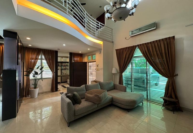 Kulai / Bandar Putra/ Jalan Cengal / Triple Storey Corner Terrace House 