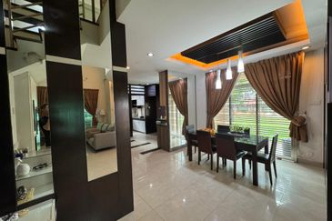 Kulai / Bandar Putra/ Jalan Cengal / Triple Storey Corner Terrace House 