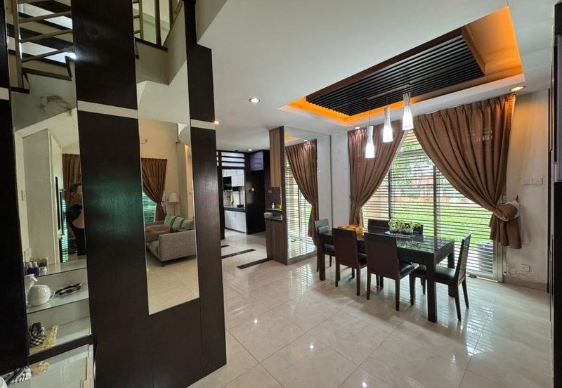 Kulai / Bandar Putra/ Jalan Cengal / Triple Storey Corner Terrace House 