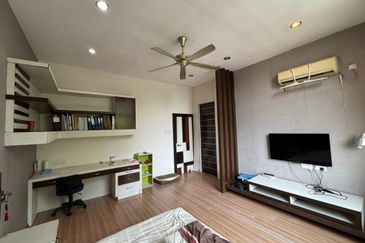 Kulai / Bandar Putra/ Jalan Cengal / Triple Storey Corner Terrace House 