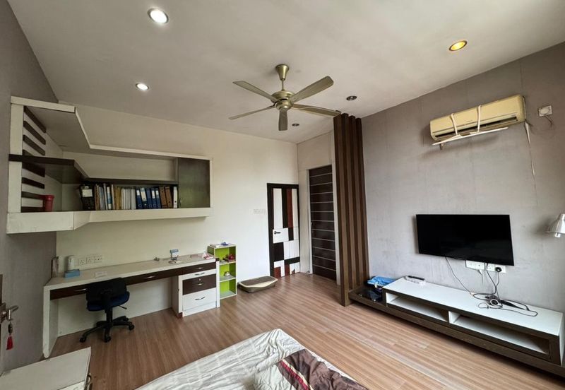 Kulai / Bandar Putra/ Jalan Cengal / Triple Storey Corner Terrace House 