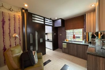 Kulai / Bandar Putra/ Jalan Cengal / Triple Storey Corner Terrace House 