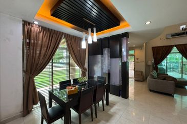 Kulai / Bandar Putra/ Jalan Cengal / Triple Storey Corner Terrace House 