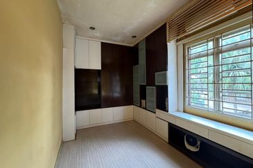 Kulai / Bandar Putra/ Jalan Cengal / Triple Storey Corner Terrace House 