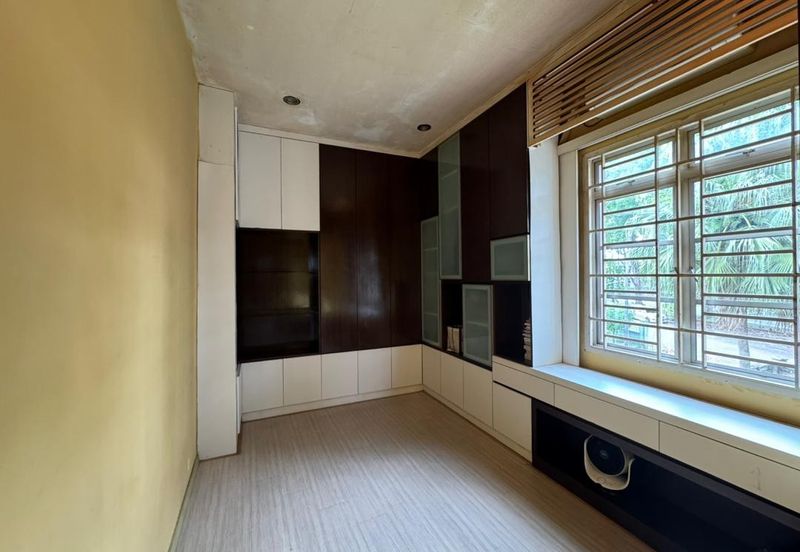 Kulai / Bandar Putra/ Jalan Cengal / Triple Storey Corner Terrace House 