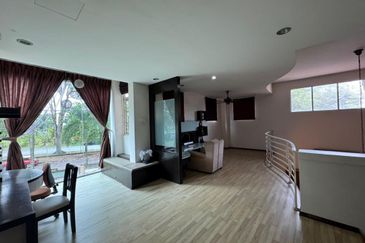 Kulai / Bandar Putra/ Jalan Cengal / Triple Storey Corner Terrace House 