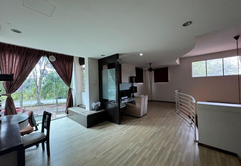 Kulai / Bandar Putra/ Jalan Cengal / Triple Storey Corner Terrace House 