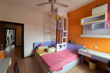 Kulai / Bandar Putra/ Jalan Cengal / Triple Storey Corner Terrace House 