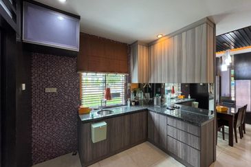 Kulai / Bandar Putra/ Jalan Cengal / Triple Storey Corner Terrace House 