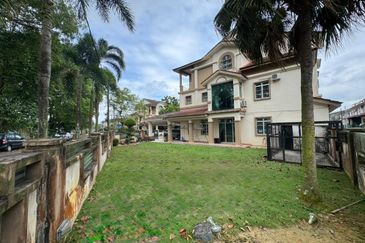 Kulai / Bandar Putra/ Jalan Cengal / Triple Storey Corner Terrace House 