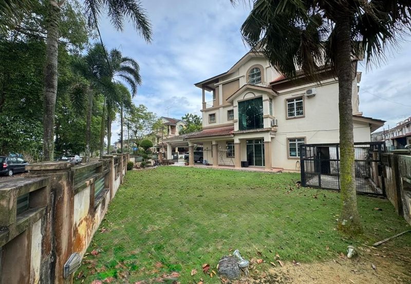 Kulai / Bandar Putra/ Jalan Cengal / Triple Storey Corner Terrace House 