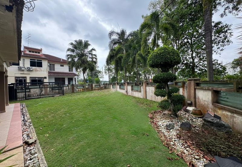 Kulai / Bandar Putra/ Jalan Cengal / Triple Storey Corner Terrace House 