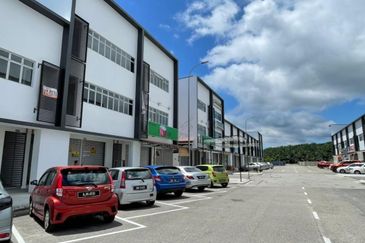 Kulai / Indahpura/ Pusat Komersial Indah / Jalan Kiambang / Double Storey Shop Office