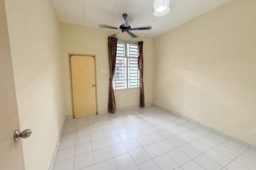 Kulai / Bandar Putra / Jalan Merbau / Double Storey House 