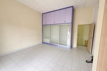 Kulai / Bandar Putra / Jalan Merbau / Double Storey House 