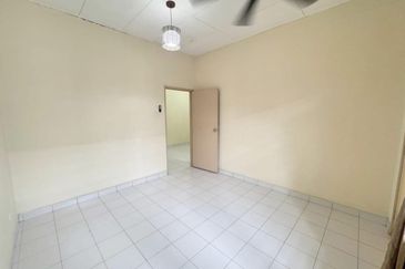 Kulai / Bandar Putra / Jalan Merbau / Double Storey House 
