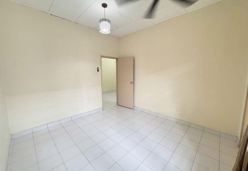 Kulai / Bandar Putra / Jalan Merbau / Double Storey House 