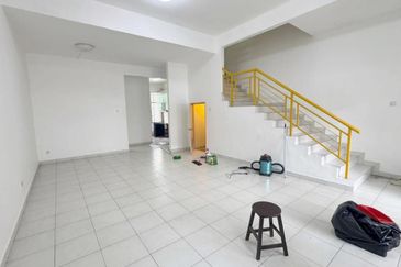 Kulai / Bandar Putra / Jalan Merbau / Double Storey House 