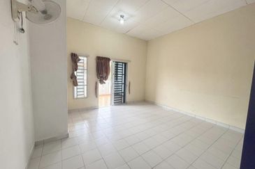Kulai / Bandar Putra / Jalan Merbau / Double Storey House 