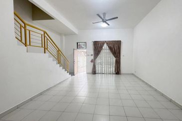 Kulai / Bandar Putra / Jalan Merbau / Double Storey House 