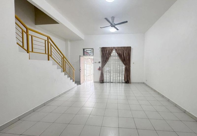 Kulai / Bandar Putra / Jalan Merbau / Double Storey House 