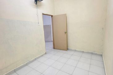 Kulai / Bandar Putra / Jalan Merbau / Double Storey House 